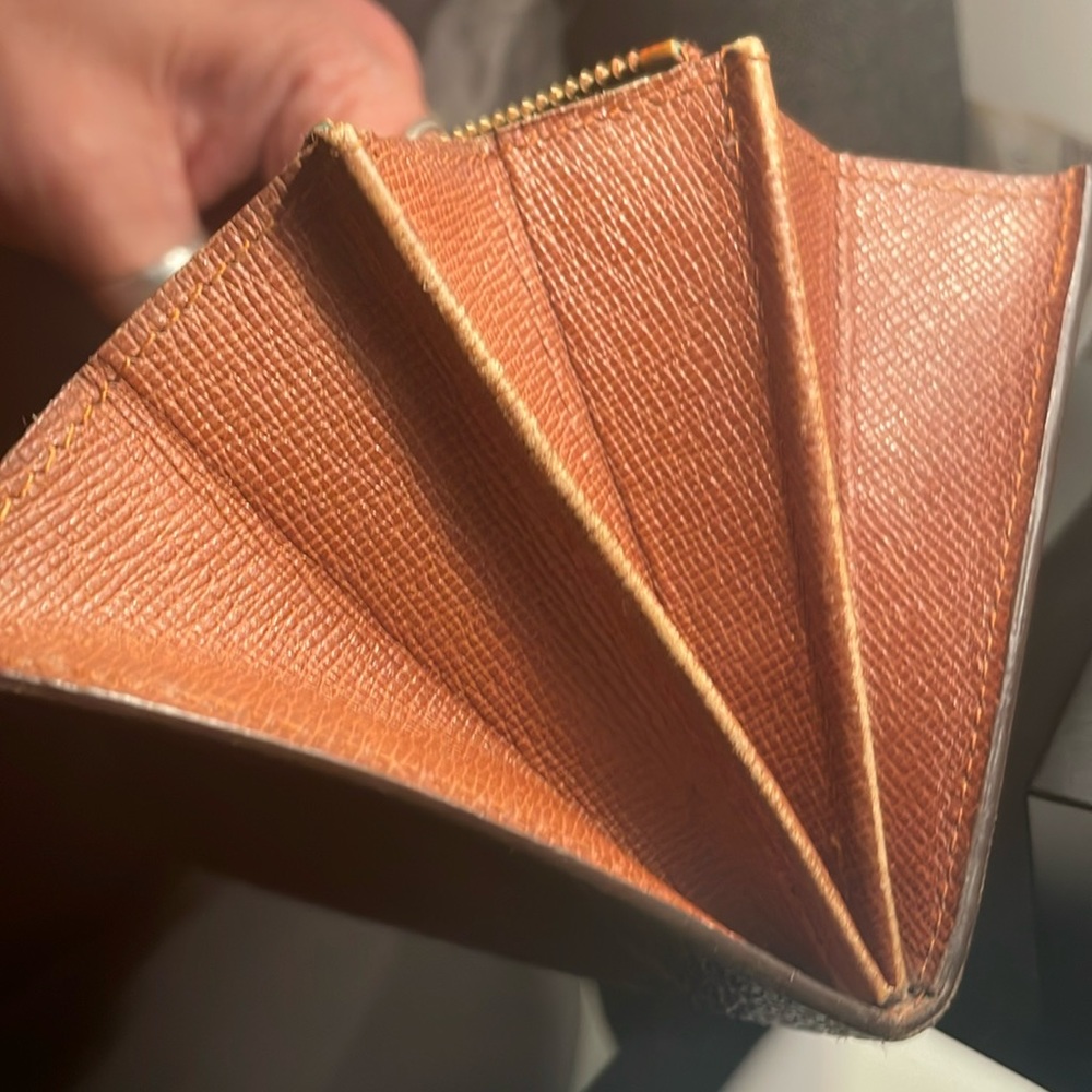 💯 Louis Vuitton VINTAGE monogram Sarah Portfolio bifold wallet! - Picture 9 of 15